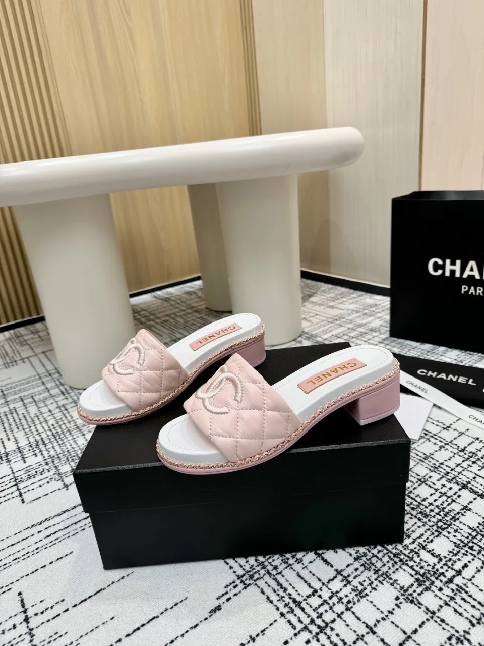 👟👟Ex-factory price 480👟👟 Top version Chanel Chanel - 2025 spring model, counter top double C sandals, this classic design; the extraordinary double C incorporates a variety of color elements... The diversified mix and match is very beautiful and versatile, very light on the foot, comfortable, super delicate and elegant, and can be used outdoors... ꫛꫀꪝ Go➫ Material: ❶Upper made of: Original imported sheepskin ❷Inner lining: Original sheepskin lining ❸Outsole based on: Original Italian genuine leather outsole Counter boutique packaging complete set for women 35–40 (customized for 41) 3 colors available (black, white, pink)